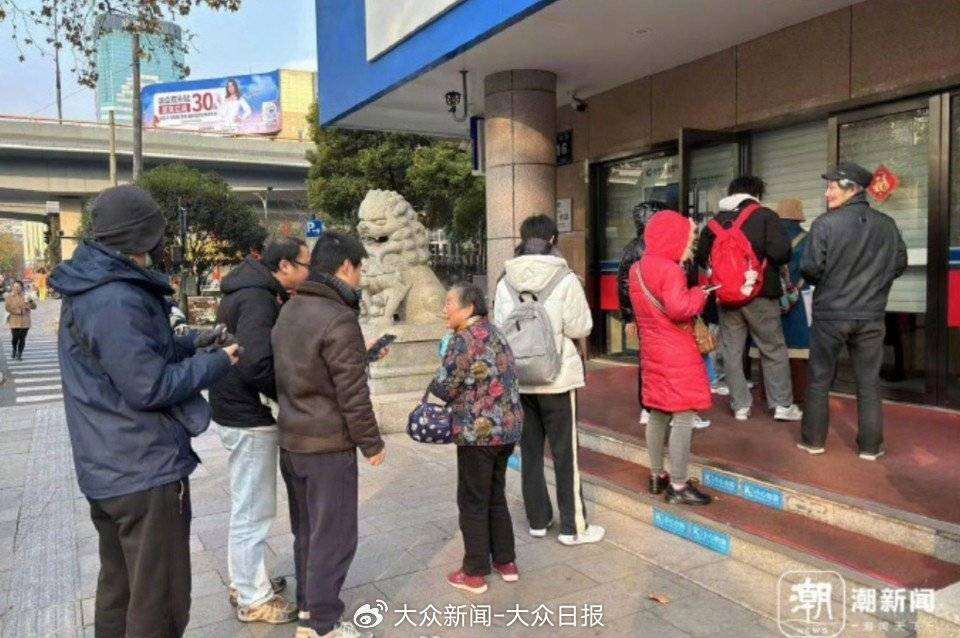 热闻｜2025年纪念币“蛇钞”一发行瞬间冲上热搜！