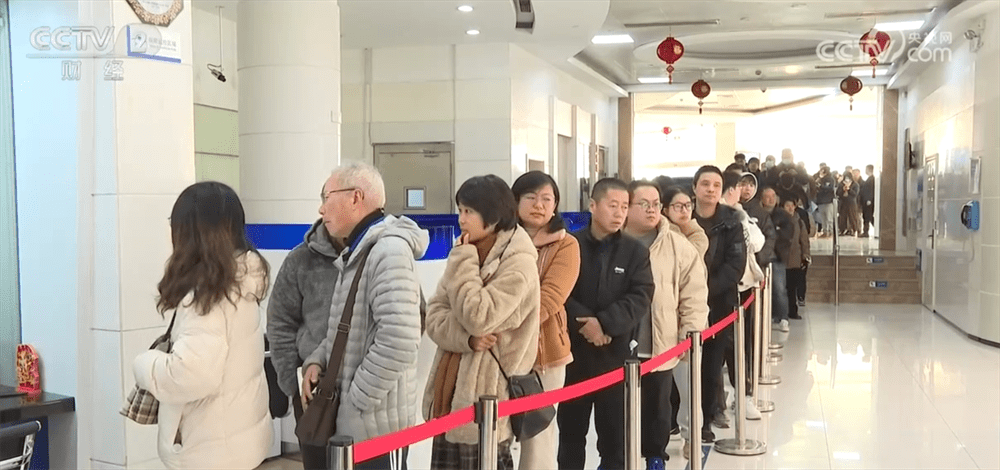年货新宠“蛇币蛇钞”热兑，腊八打醋、冰雪运动点燃新年消费热情