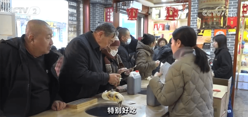年货新宠“蛇币蛇钞”热兑，腊八打醋、冰雪运动点燃新年消费热情