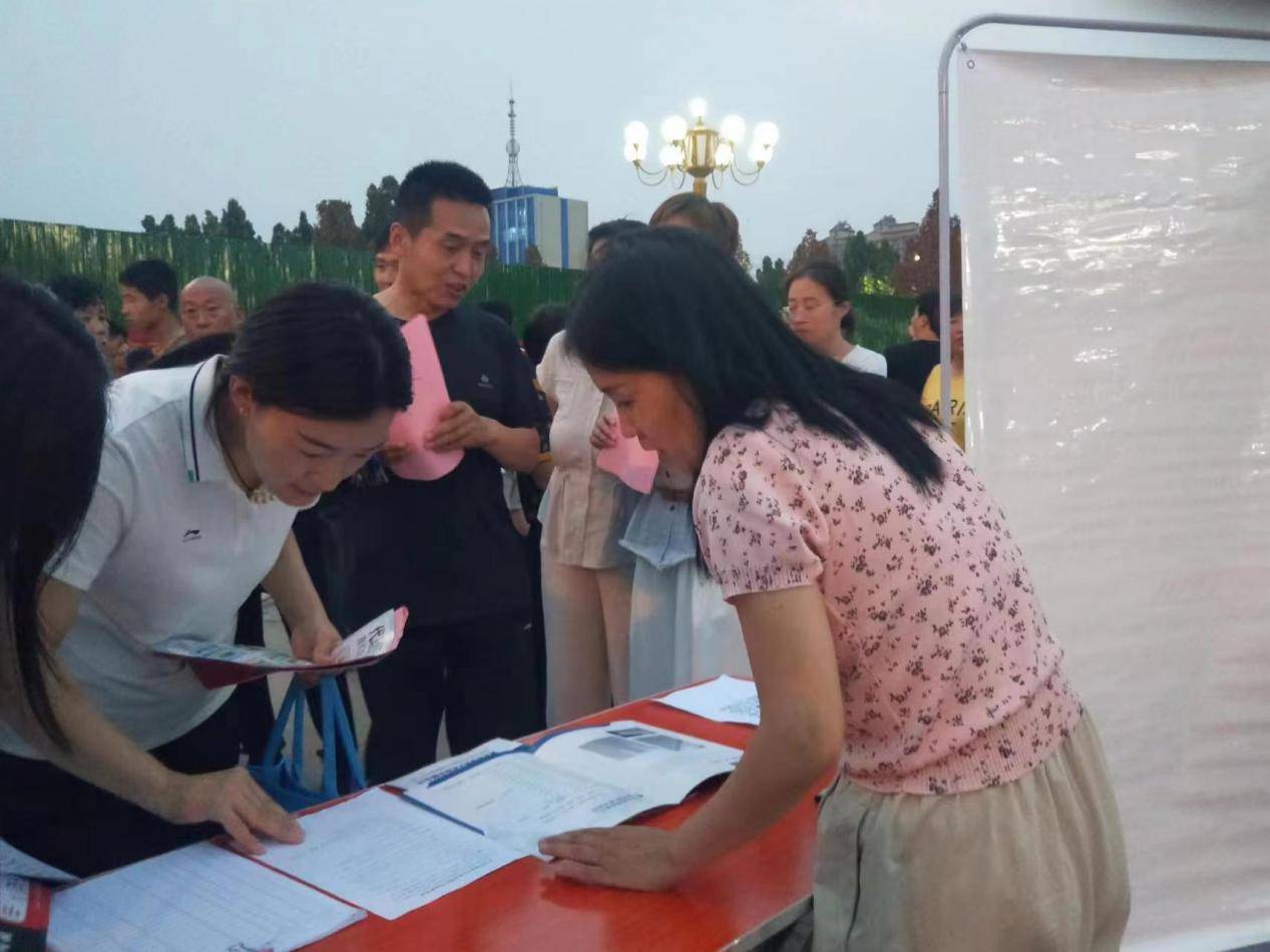 河北威县：人才夜市搭建就业平台