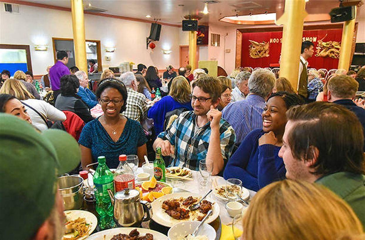 靠在美国卖假中餐，年销 200 亿人民币，买下NBA球队成杨瀚森老板