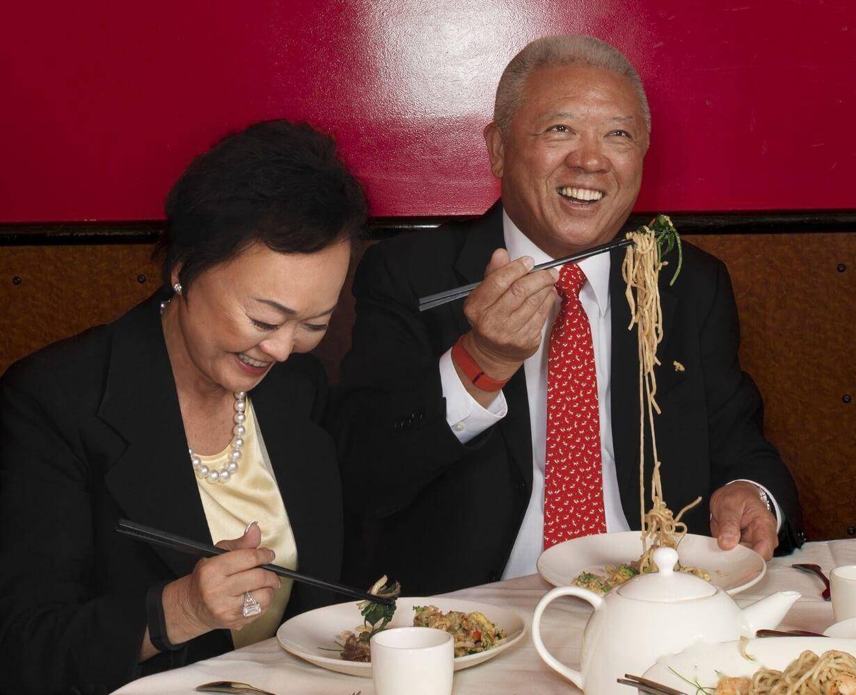 靠在美国卖假中餐，年销 200 亿人民币，买下NBA球队成杨瀚森老板