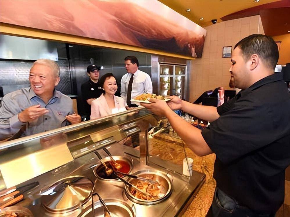 靠在美国卖假中餐，年销 200 亿人民币，买下NBA球队成杨瀚森老板