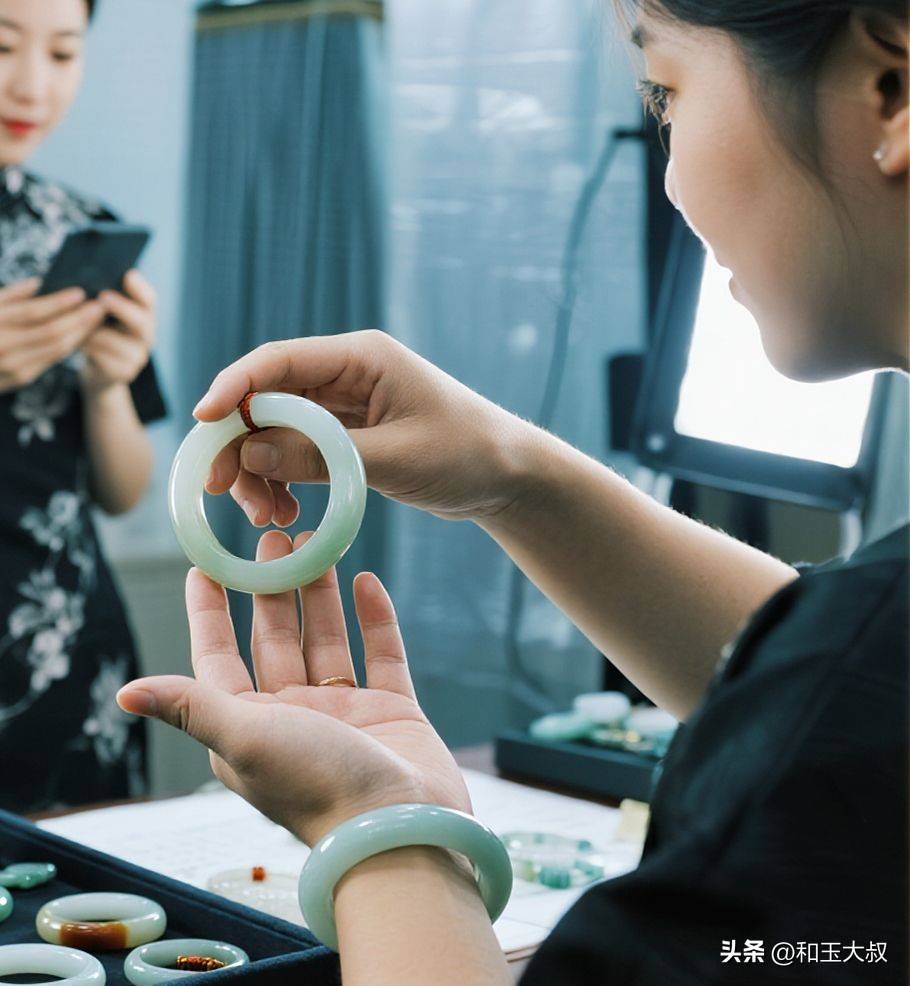 年入百万会讲故事，濒临破产只卖真货，和田玉行业劣币逐良币！